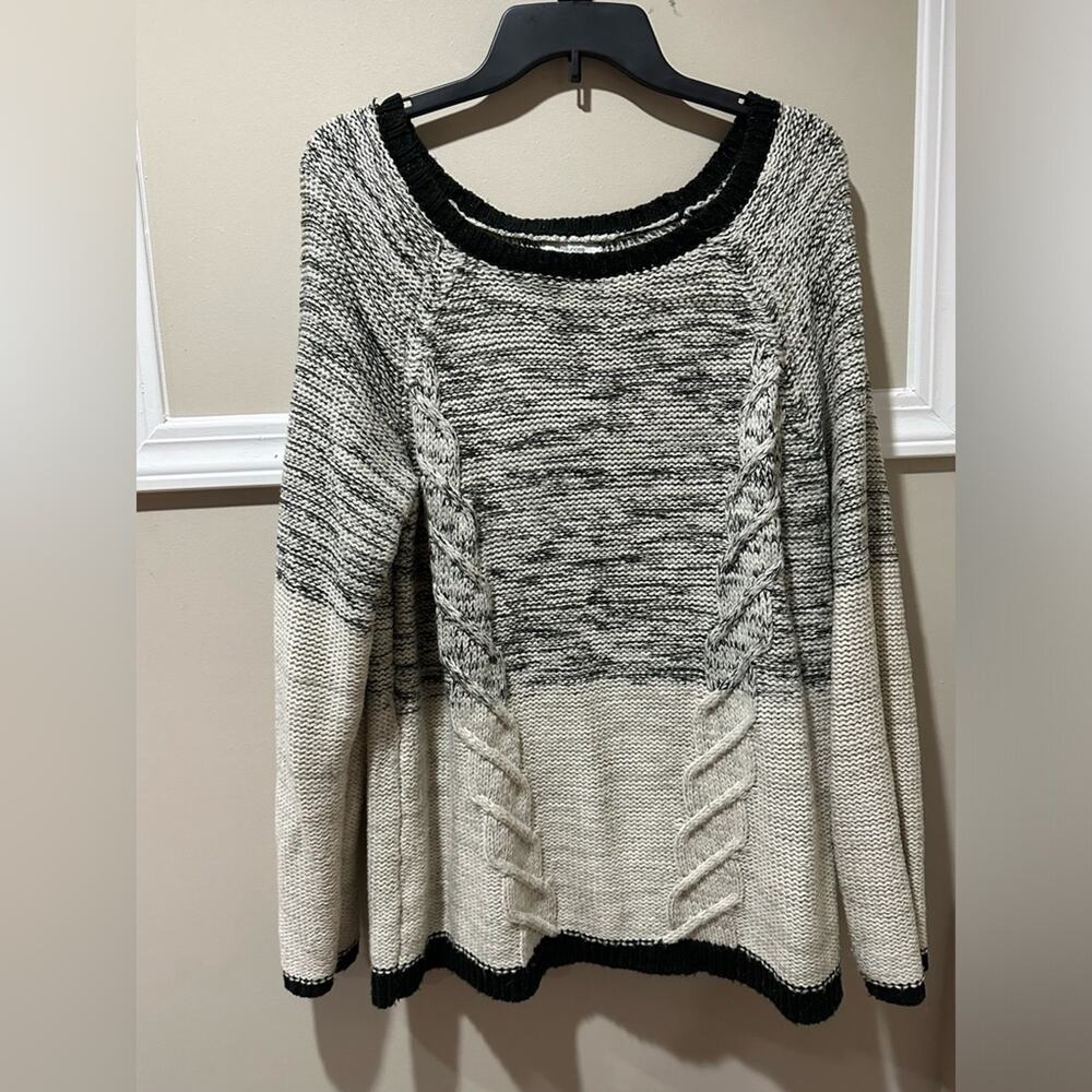 Women's Maurices sweater‎